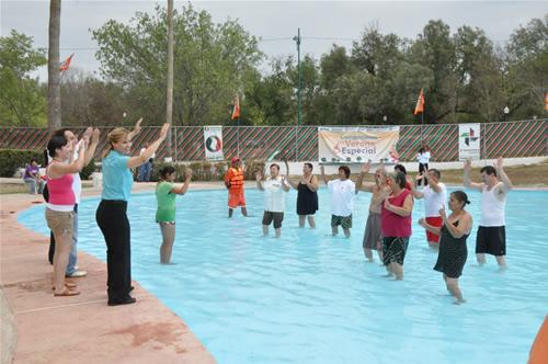 Realizan Adultos Mayores Aqua Aerobics con DIF